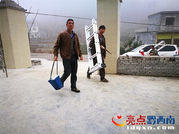 50名剛培訓畢業(yè)的技術(shù)員一人一個腳手架和手鋸接刀.jpg