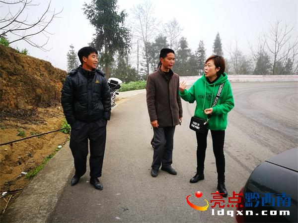 興義市農(nóng)委新型職業(yè)農(nóng)民培訓學校負責人張金燕(右)向技術(shù)指導呂天洪(中)了解嫁接進度.jpg