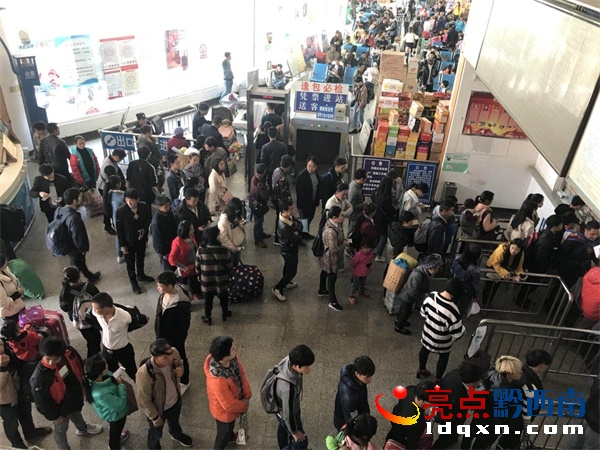 安龍汽車站內人頭攢動.jpg