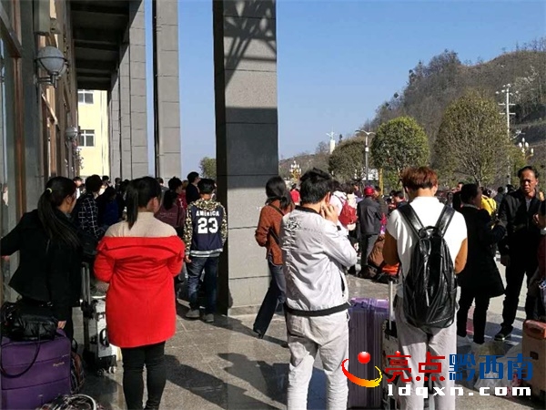 晴隆車站外面也站著很多前來乘車的旅客_看圖王.jpg