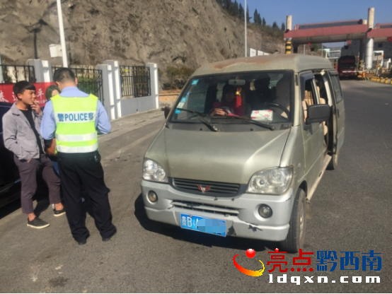 黔西南高速交警查獲兩起超員并涉嫌非法營運(yùn)車輛1006_看圖王.png