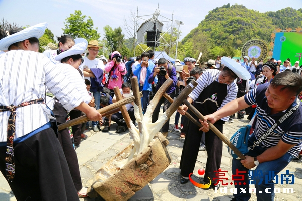千人打糍粑3 劉學(xué)蘭攝.jpg
