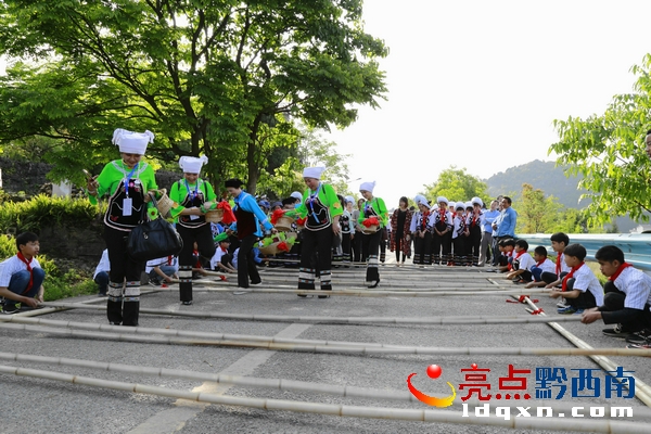 迎客竹竿舞 劉學(xué)蘭攝.jpg