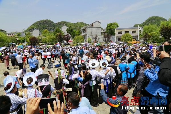 千人打糍粑2 劉學(xué)蘭攝.jpg