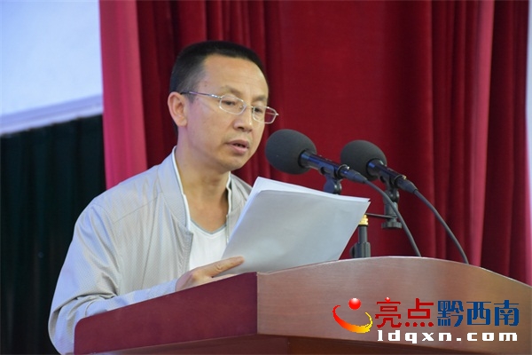 文藝匯演主持人.JPG