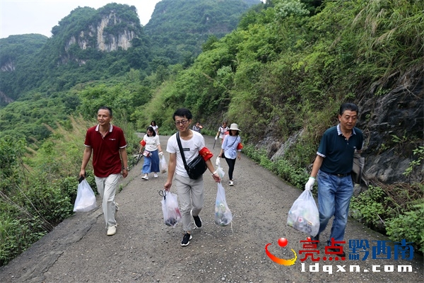 圖3:志愿者們個(gè)個(gè)滿載“戰(zhàn)利品”..JPG