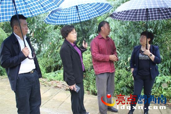 與村民楊國榮親切交談.JPG