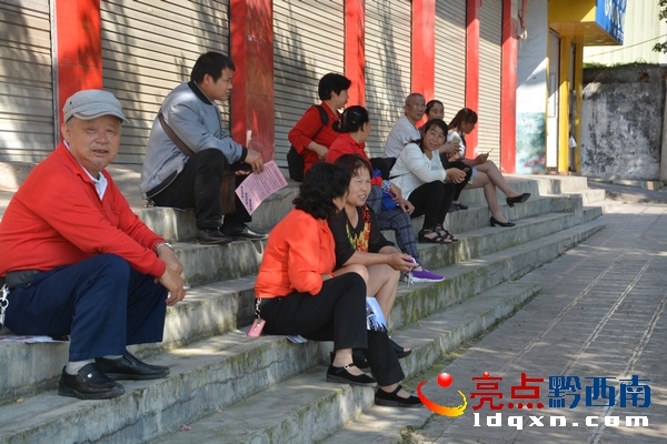 家長們在外等候.JPG