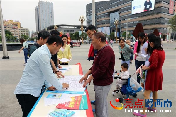 圖3:宣傳人員耐心地給一位山西商人宣傳如何在貴州高速公路網(wǎng)選擇到最佳的回家路..JPG